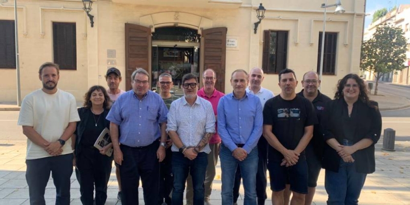 Els restauradors del Prat es presenten a l’alcalde Lluis Mijoler i li presenten les seves inquietuds. 