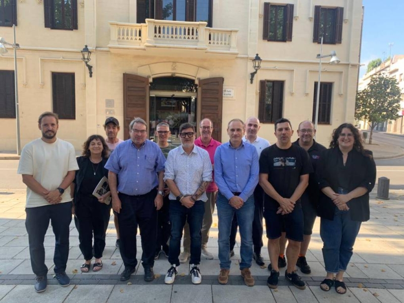 Els restauradors del Prat es presenten a l’alcalde Lluis Mijoler i li presenten les seves inquietuds. 